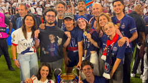 João Neves, a namorada Madalena Aragão, família e amigos celebram celebram conquista da Champions