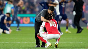 Arteta conforta Eberechi Eze após derrota na final da Champions