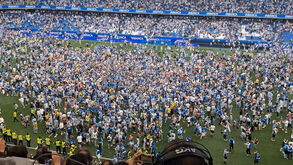 Impressionante: milhares de adeptos do Deportivo Corunha invadem relvado do Riazor após subida à La Liga