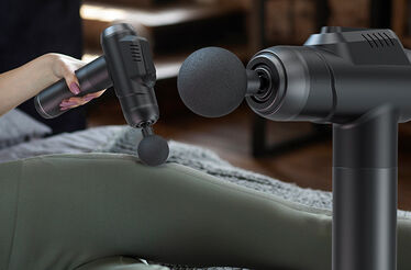 Dorido depois de 8 horas sentado ao computador? Esta pistola de massagens vai resolver o seu problema