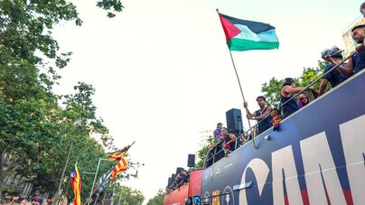 Lamine Yamal exibe bandeira da Palestina na festa do título do Barcelona 