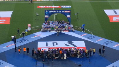O momento em que o FC Porto ergueu a taça de campeão