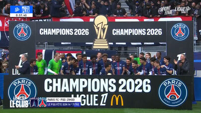O momento em que o PSG recebeu o título de campeão francês em casa do rival Paris FC