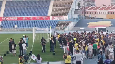 O momento em que Ronaldinho e Deco entraram no relvado do Restelo para Jogo das Estrelas