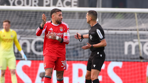 Otamendi à conversa com Gustavo Correia durante o Famalicão-Benfica