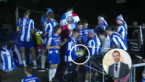 Melancia que jogadores do FC Porto atiraram do palco tinha colada uma fotografia de Frederico Varandas