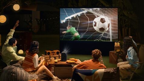 Projetor TCL C1 transforma qualquer parede num estádio para ver jogos