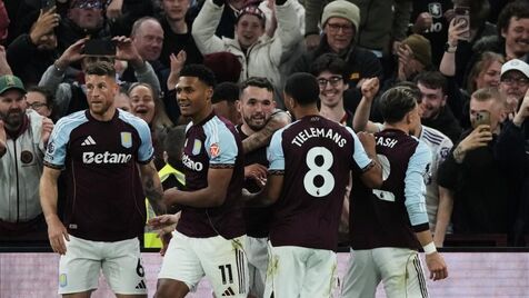 Jogadores do Aston Villa celebram um momento do jogo contra o Liverpool