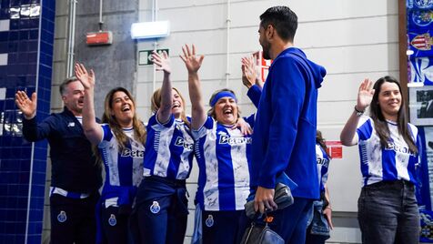 Equipa do FC Porto recebida com carinho pelos trabalhadores no Dragão