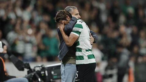 Ovação monumental para Morita no adeus a Alvalade: médio abraçou Rui Borges em lágrimas