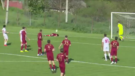 Autogolo mais surreal do ano Jogador leva com a bola enquanto está lesionado e faz 'chapelada' ao guarda-redes
