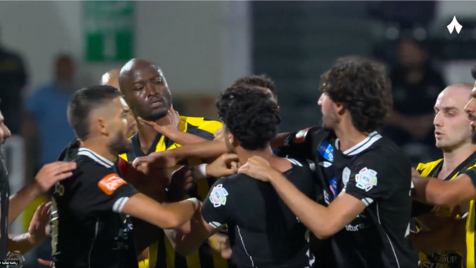Danilo Pereira apertado no pescoço por adversário: árbitro e jogadores tiveram de intervir