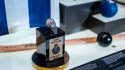 Anel de campeão de Villas-Boas, referente à época 2025/2026, em exposição.
