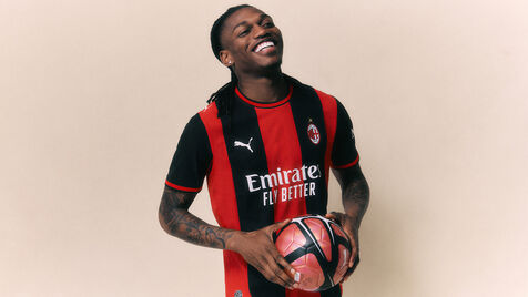 Rafael Leão em destaque no novo equipamento do AC Milan para 2026/27