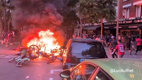 Bicicletas incendiadas e caos completo nas ruas de Paris após PSG conquistar a Champions