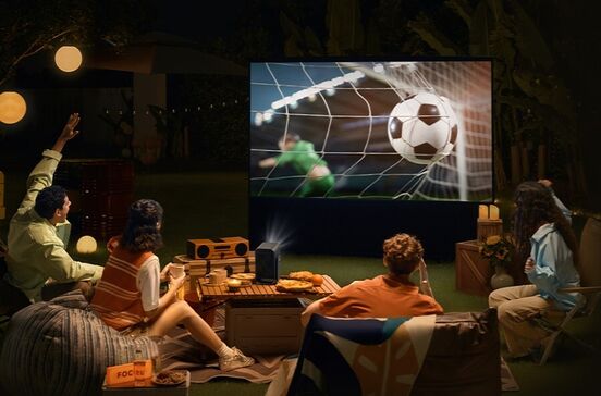 Projetor TCL C1 transforma qualquer parede num estádio para ver jogos