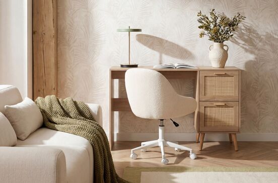 Espaços de trabalho em casa com secretária, cadeira e decoração minimalista