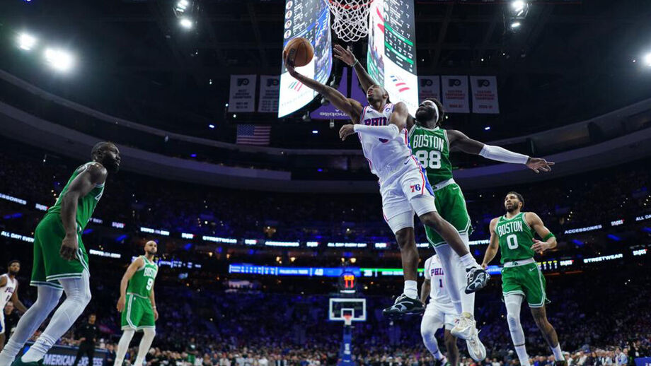 Neemias Queta em ação frente aos Philadelphia 76ers