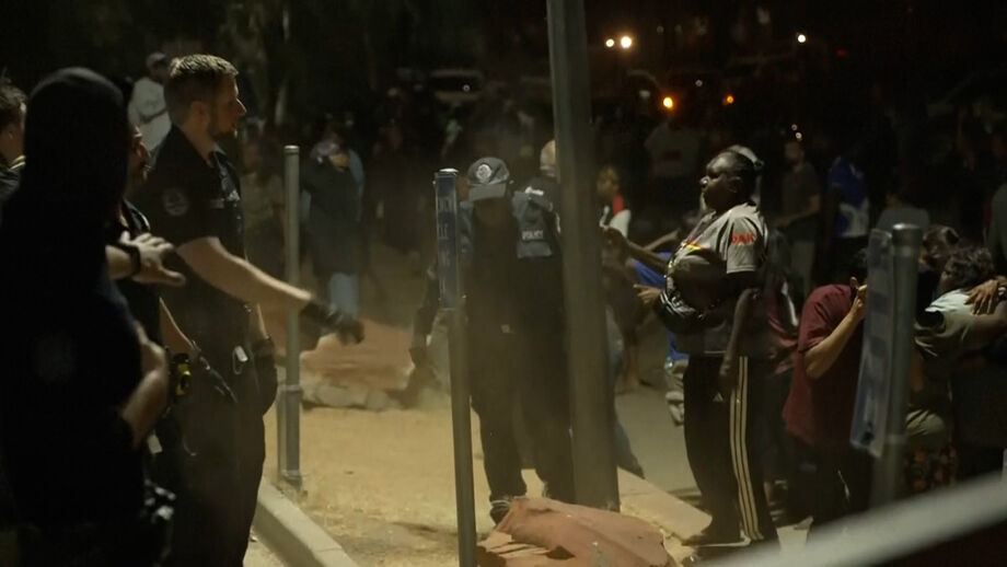 Manifestantes atiram objetos contra a polícia
