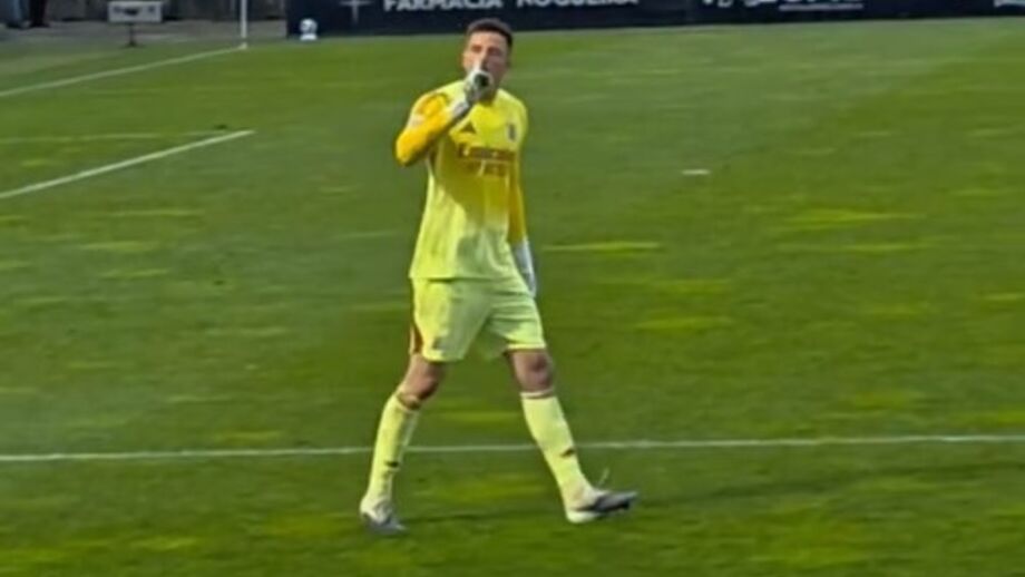 Guarda-redes ucraniano afastou-se depois quando a equipa foi à bancada agradecer o apoio