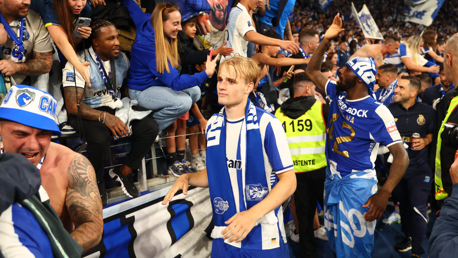 Froholdt junto dos adeptos do FC Porto após a conquista do campeonato com vitória em casa sobre o Alverca