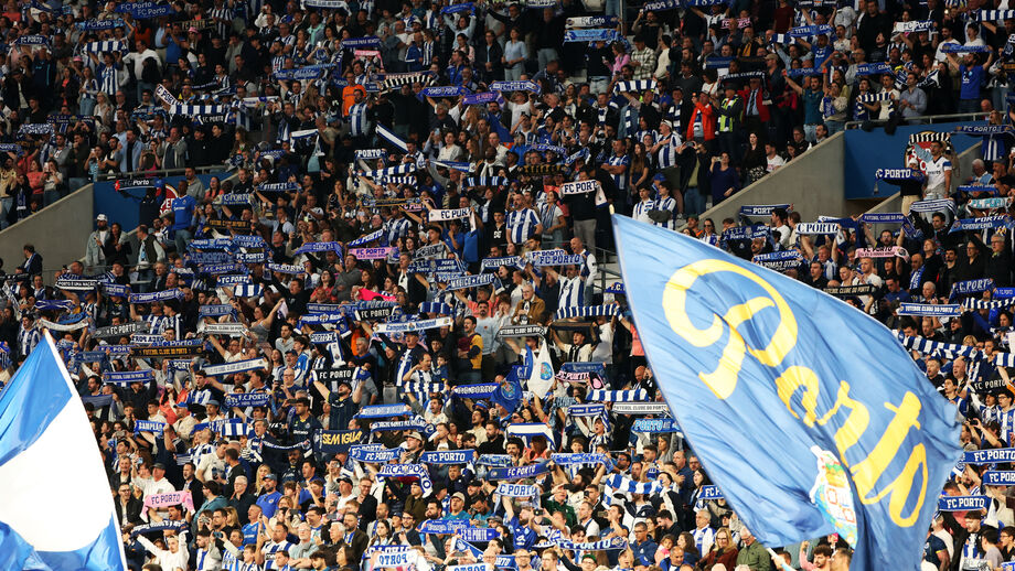Adeptos do FC Porto celebram nas bancadas do Dragão