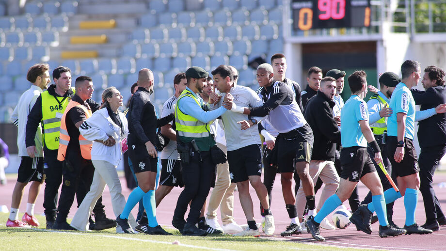 Cenas lamentáveis no final do Casa Pia-Tondela: GNR teve que escoltar o árbitro à saída do campo