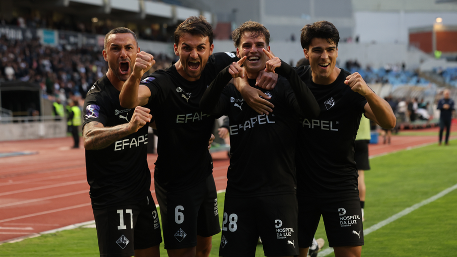 Jogadores da Académica festejam vitória sobre o Varzim na Liga 3