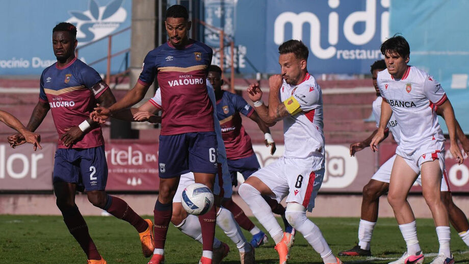 Os jogadores de Torreense e Penafiel em ação