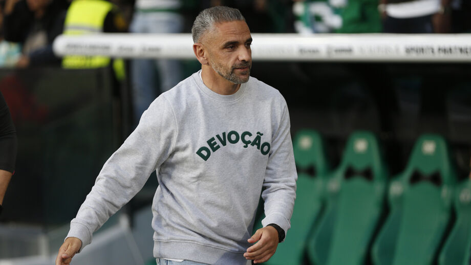 Rui Borges reage junto ao banco de suplentes do Sporting
