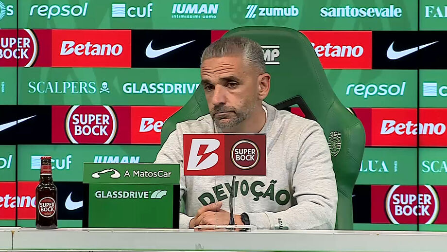 Indumentária do treinador do Sporting no jogo com o V. Guimarães marcou conferência de imprensa