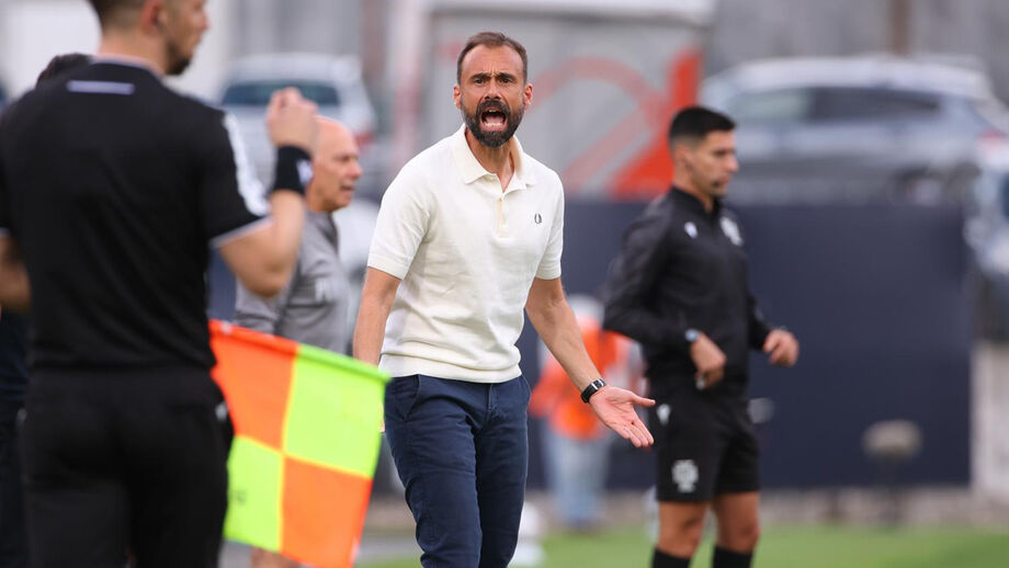 Hugo Oliveira dá indicações junto ao banco do Famalicão
