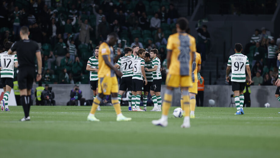 Jogadores do Sporting festejam frente ao V. Guimarães