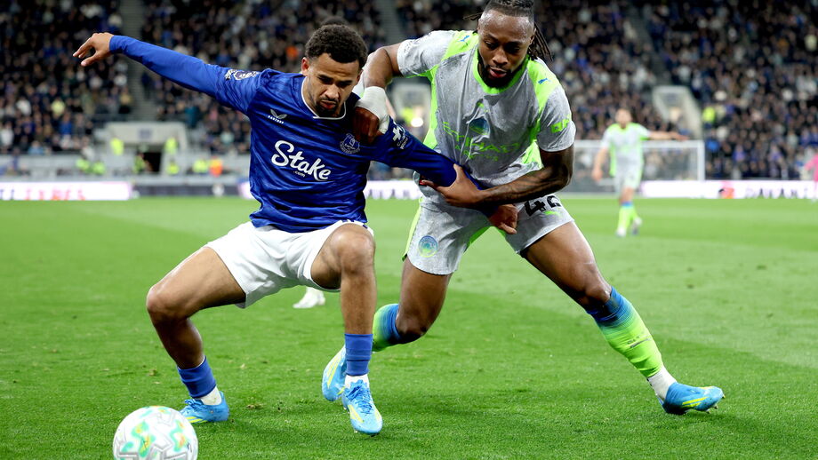 Antoine Semenyo disputa bola no jogo contra o Everton