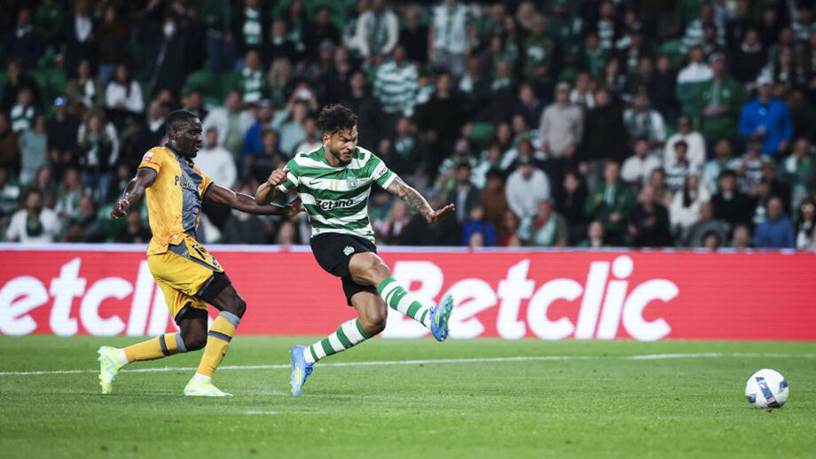 Luis Suárez a marcar frente ao V. Guimarães