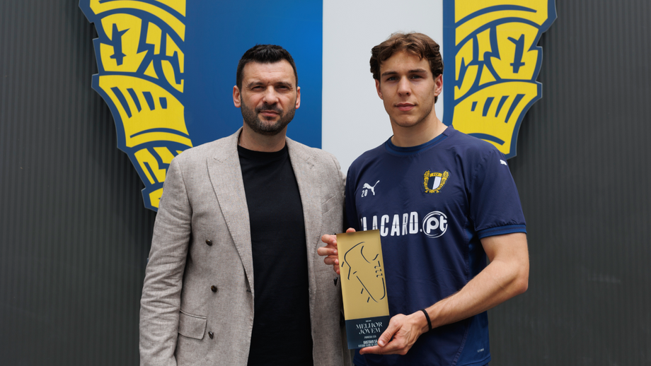 Gustavo Sá recebe prémio de Melhor Jovem de março da Liga Betclic