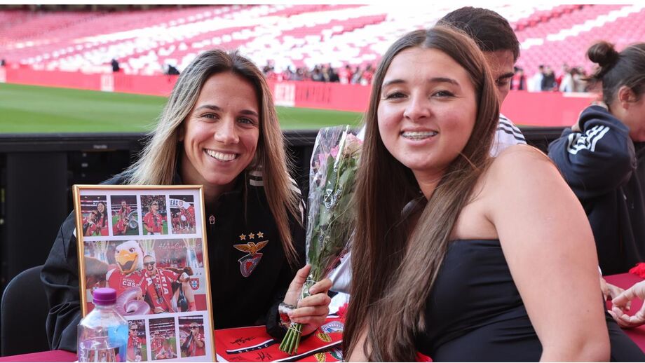 Lúcia Alves celebra hexacampeonato com adepta na sessão de autógrafos