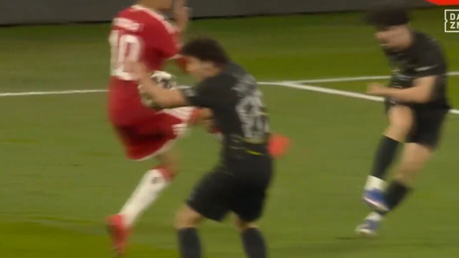 O lance que motivou muitas queixas do Bayern