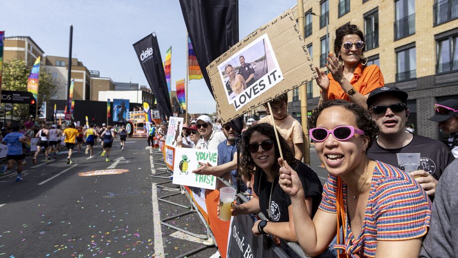 Fãs apoiam corredores na Maratona de Londres com cartazes e mensagens