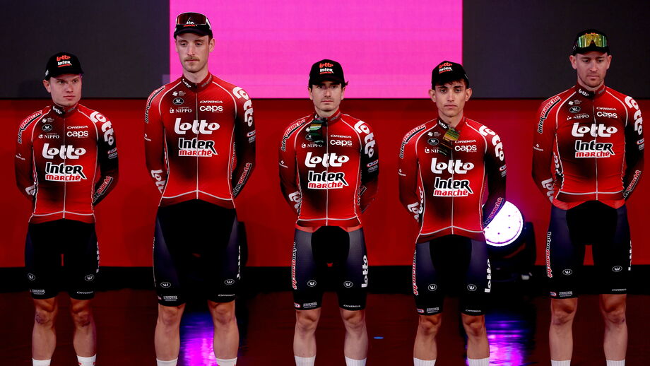 Ciclistas da Lotto-Intermarché na apresentação do Giro'2026