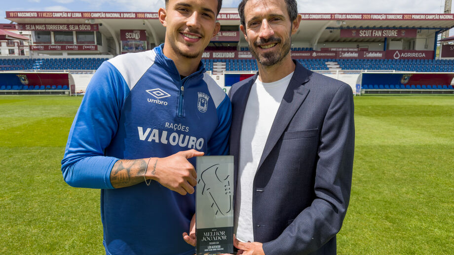 Léo Azevedo recebe prémio de melhor jogador de março da 2.ª Liga