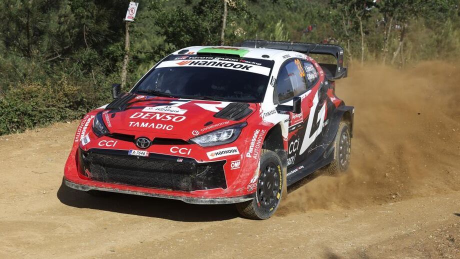 Elfyn Evans encontrou um reboque no troço