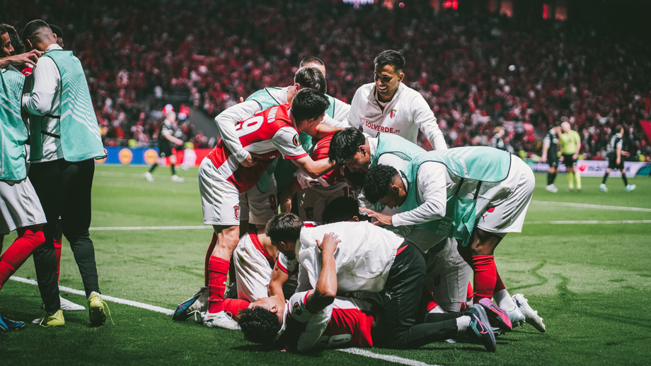 Jogadores do Sp. Braga festejam golo marcado na 1.ª mão das 'meias' frente ao Friburgo