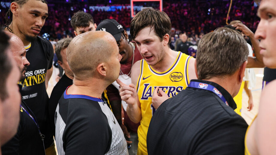 Austin Reaves enfrenta os árbitros