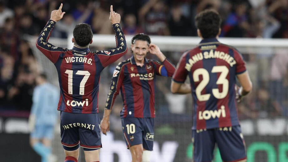 Jogadores do Levante festejam diante do Osasuna