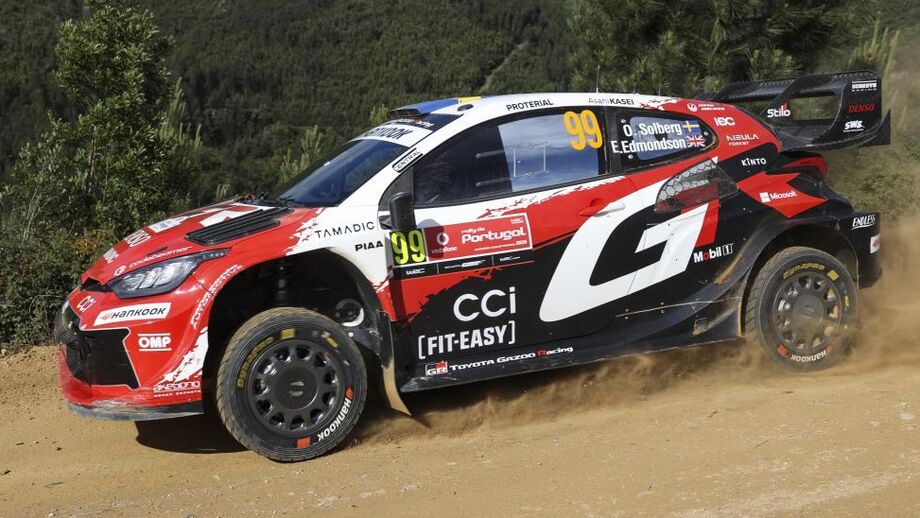 Oliver Solberg saltou do 4.º ao 1.º lugar no último troço da manhã