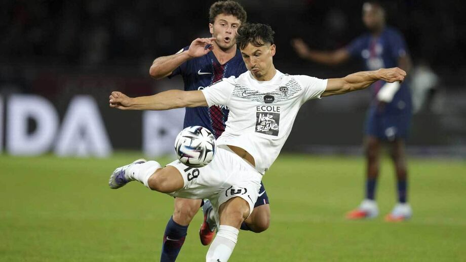 Estéban Lepaul ao serviço do Angers, de onde se transferiu no verão para o Rennes