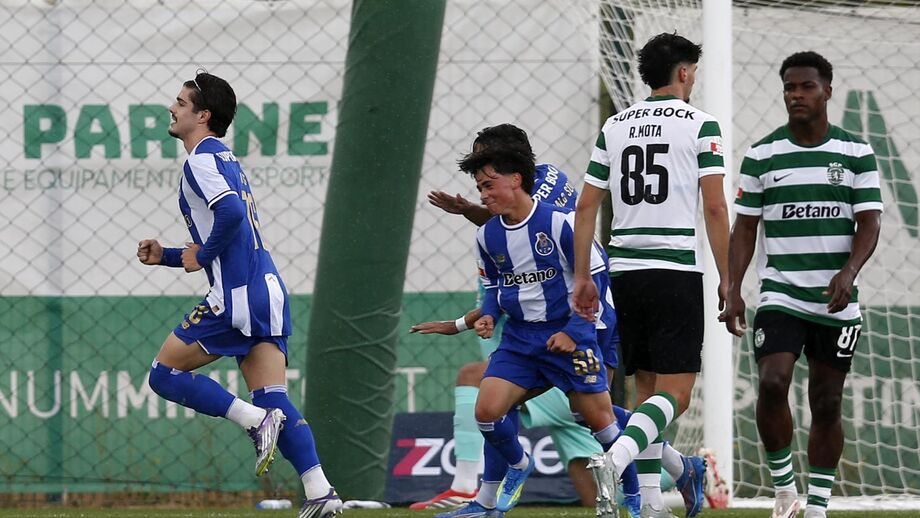Golo de penálti de Dinis Rodrigues fez a diferença com Francisco Fernandes a celebrar