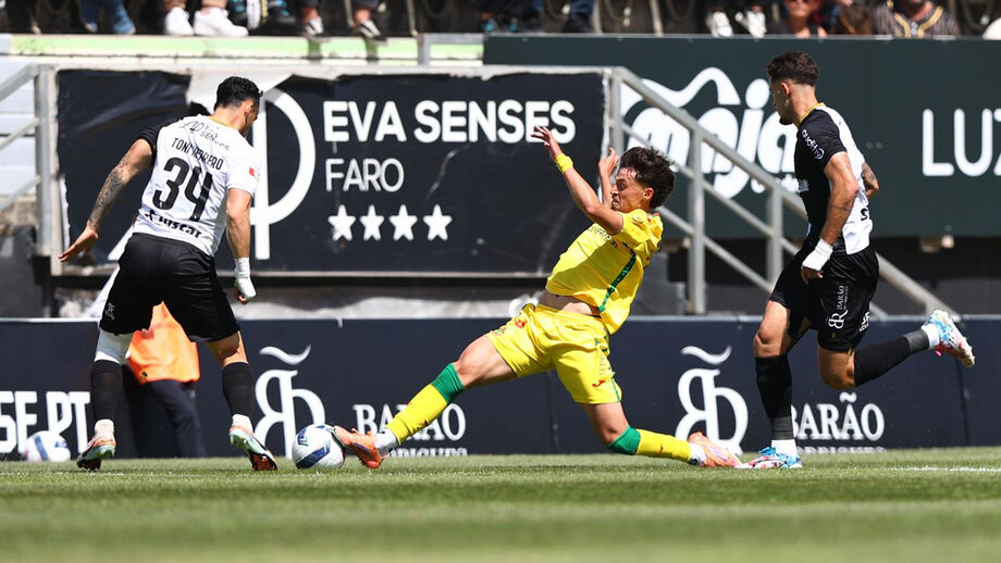 Os jogadores de Farense e P. Ferreira em ação