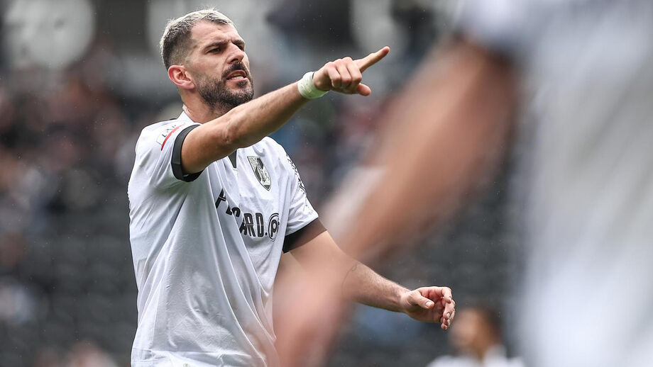 Nélson Oliveira foi afastado do plantel do V. Guimarães por motivos disciplinares